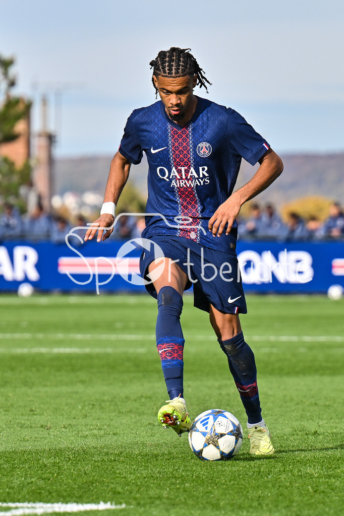 Paris Saint Germain U19 - FC Bayern München U19 | PARIS, FRANKREICH - 4. NOVEMBER: am Ball Mathis JANGEAL (PSG U19 24) beim Ligaspiel zwischen der U19 von Paris Saint Germain und der U19 des FC Bayern München am 4. Spieltag der UEFA Youth League am PSG Campus am 04.11.2025