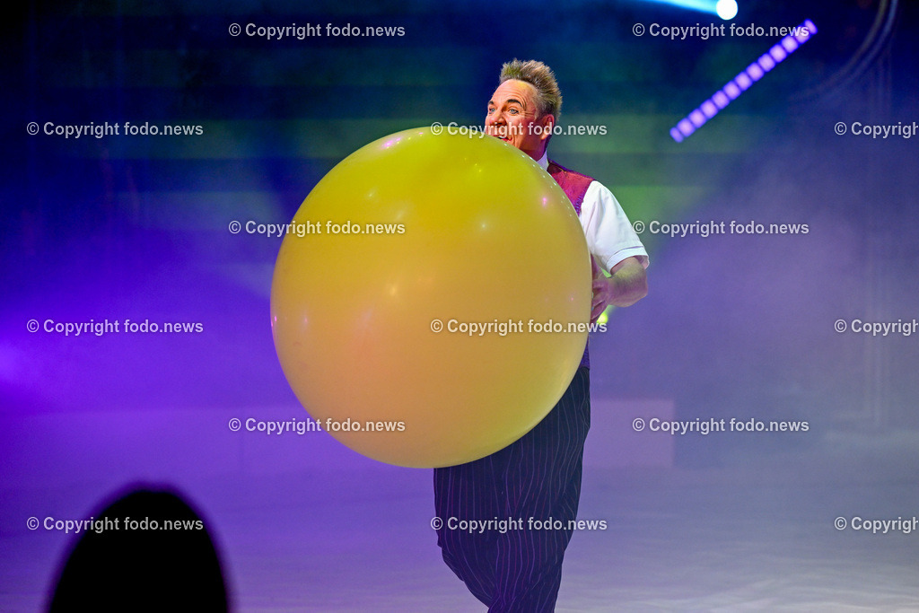 Zirkus Louis Knie_ 17.02.2024-28 | 17.02.2024, Linz, AUT, Circus Louis Knie 2024, im Bild Circus, Zirkus, Zelt, Artisten, Kuenstler, Trapez, Show, Clown, Zuschauer, Hunde, Ponys, Licht, Musik, Akrobaten, Akrobatik, Luftakrobatik