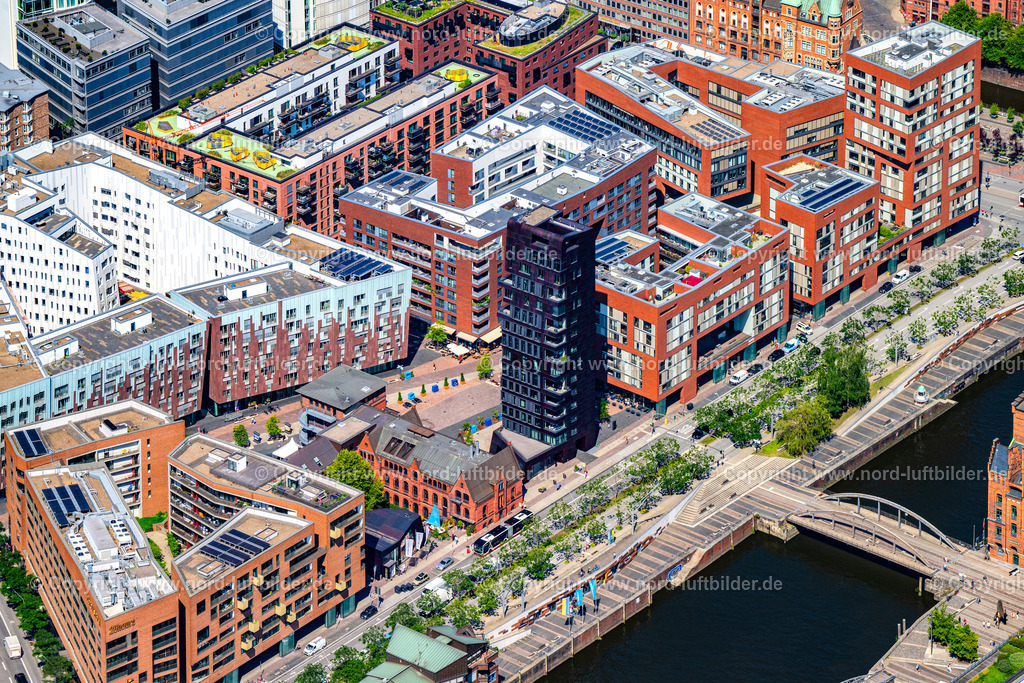 Hamburg_Hafencity_Zimtturm_Marktplatz_ELS_7165200625 | HAMBURG 20.06.2025 Gebäudekomplex " Zimtturm " " HafenCity " in Hamburg, Deutschland. // Building complex " Zimtturm " " HafenCity " in Hamburg, Germany. Foto: Martin Elsen