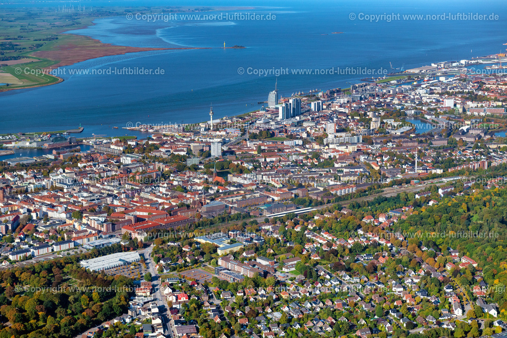 Bremerhaven_ELS_5988091022 | BREMERHAVEN 09.10.2022 Stadtansicht am Ufer des Flußverlaufes Weser in Bremerhaven im Bundesland Bremen, Deutschland. // City view on the river bank Weser in Bremerhaven in the state Bremen, Germany. Foto: Martin Elsen