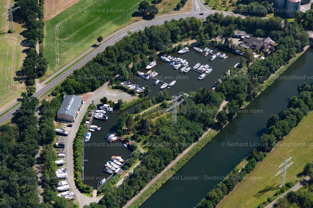 4036143 | VECHELDE 31.07.2020 Yachthafen mit Sportboot- Anlegestellen und Bootsliegeplätzen am Uferbereich des Stichkanal Salzgitter im Ortsteil Wedtlenstedt in Vechelde im Bundesland Niedersachsen, Deutschland. // Pleasure boat marina with docks and moorings on the shore area of Stichkanal Salzgitter in the district Wedtlenstedt in Vechelde in the state Lower Saxony, Germany. Foto: Gerhard Launer