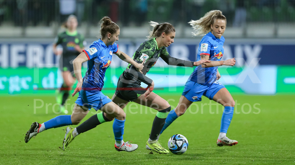 Fussball, Google Pixel Frauen-Bundesliga, VfL Wolfsburg - RB Leipzig | v.li.: Michaela Croatto (RB Leipzig, 16), Jule Brand (VfL Wolfsburg, 29) und Jenny Hipp (RB Leipzig, 19) im Zweikampf, Duell, Dynamik, Aktion, Action, Spielszene, DIE DFB-RICHTLINIEN UNTERSAGEN JEGLICHE NUTZUNG VON FOTOS ALS SEQUENZBILDER UND/ODER VIDEOÄHNLICHE FOTOSTRECKEN. DFB REGULATIONS PROHIBIT ANY USE OF PHOTOGRAPHS AS IMAGE SEQUENCES AND/OR QUASI-VIDEO.
