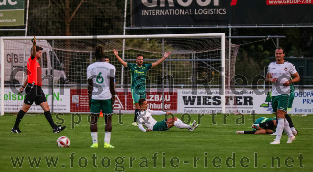2023-09-01_029_FC_Schwaig_gegen_TSV_Gruenwald | Oberding, Deutschland, 01.09.2023:
Fußball, Landesliga Südost 2023 / 2024, 9. Spieltag, FC Schwaig gegen TSV Grünwald, Endergebnis: 3:1

Schiedsrichter Simon Ettl, Maximilian Hellinger (FC Schwaig, #23), Fabian Traub (TSV Grünwald, #17), Markus Straßer (FC Schwaig, #11)

Foto: Christian Riedel / fotografie-riedel.net