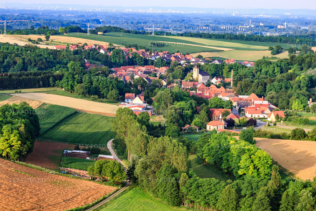 Vue aérienne: Rue de la Hte Vienne avec Terrain de football, Chapelle Saint-Antoine et Église Catholique St Michel à Neewiller-près-Lauterbourg dans le département Bas Rhin, France – .Photo: IMG_30631.jpg prise le 09/07/2010 par Werner Riehm/FLY-FOTO.eu – Résolution de l'original: 4653 x 3102 px