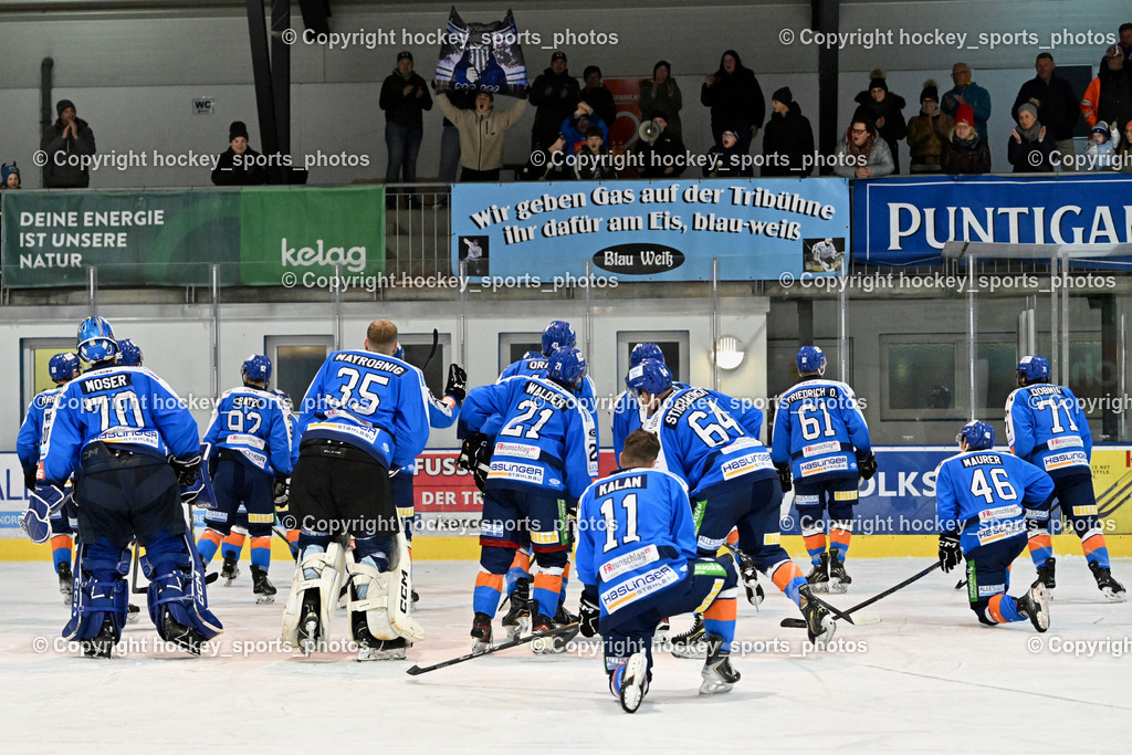 ESC SPARKASSE STEINDORF vs. MET PHOTOVOLTAIK HORNETS SPITTAL | ESC Steindorf Mannschaft feiern mit den Fans, ESC SPARKASSE STEINDORF vs. MET PHOTOVOLTAIK HORNETS SPITTAL, ESC SPARKASSE STEINDORF vs. MET PHOTOVOLTAIK HORNETS SPITTAL am 22.11.2025 in Steindorf (Ossiachersee Halle), Austria, (Photo by Bernd Stefan)