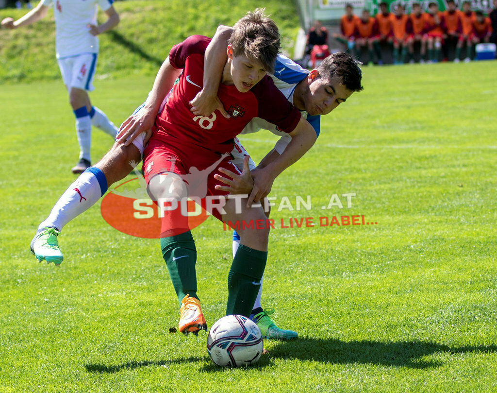 Portugal  U15 -Czech Republic U15 | AFONSO PATRÃO (Portugal #18) MATYAS POTURNAY (Czech Republic #15) ; Portugal  U15 -Czech Republic U15 am 29.04.2022 in Arnoldstein
(Sportplatz), AUSTRIA, (Photo by Ernst Krawagner sport-fan.at) - Realisiert mit Pictrs.com