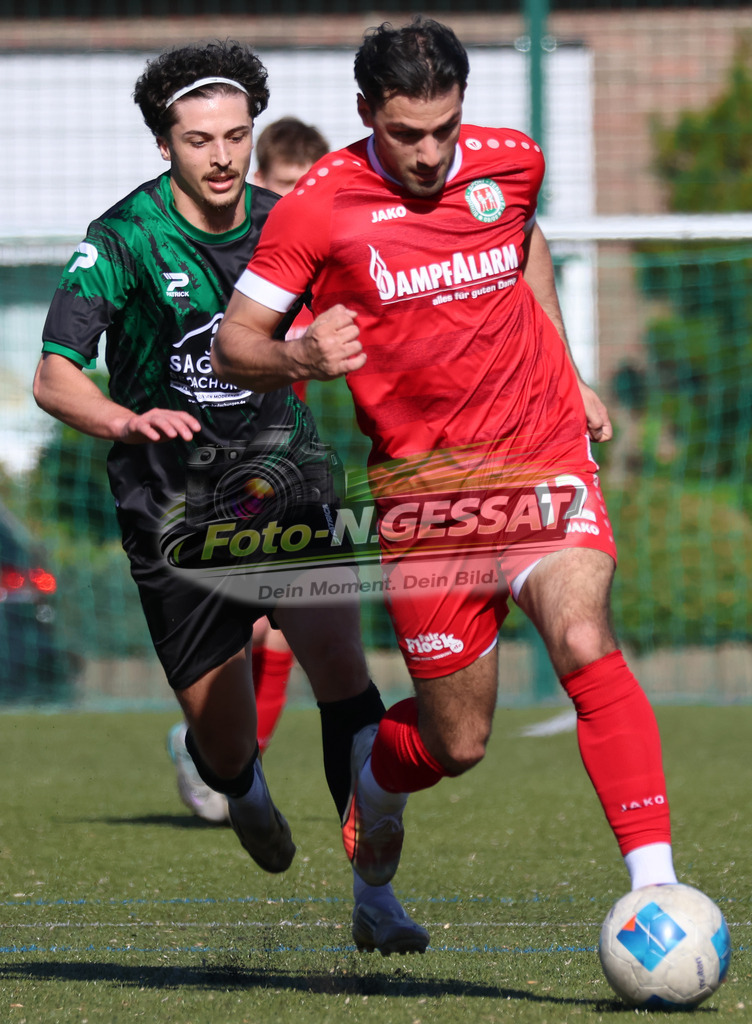 Bünder SV - SC Enger | Auf dem Bild zu sehen: rot Bünder SV: Batuhan Kaymak ; schwarz SC Enger: Mohamad Sleiman Bünder SV, SC Enger, Saison 25/26, Kreisliga A, Bünde, Deutschland - Realisiert mit Pictrs.com