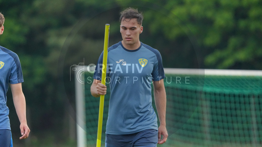 Fußball, Herren, Saison 2025/2026, Regionalliga Nordost, Trainingsauftakt des FSV 63 Luckenwalde am 18.06.2025 im Werner-Seelenbinder-Stadion, | Fußball, Herren, Saison 2025/2026, Regionalliga Nordost, Trainingsauftakt des FSV 63 Luckenwalde am 18.06.2025 im Werner-Seelenbinder-Stadion, Im Bild: Simon Gollnack (m.) - Realisiert mit Pictrs.com