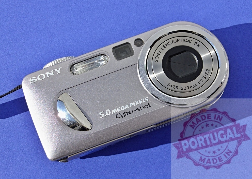Sony Cyber-shot 5.0 megapixel vintage digital camera | Sony Cyber-shot 5.0 megapixel digital camera on a vibrant blue background - Realized with Pictrs.com