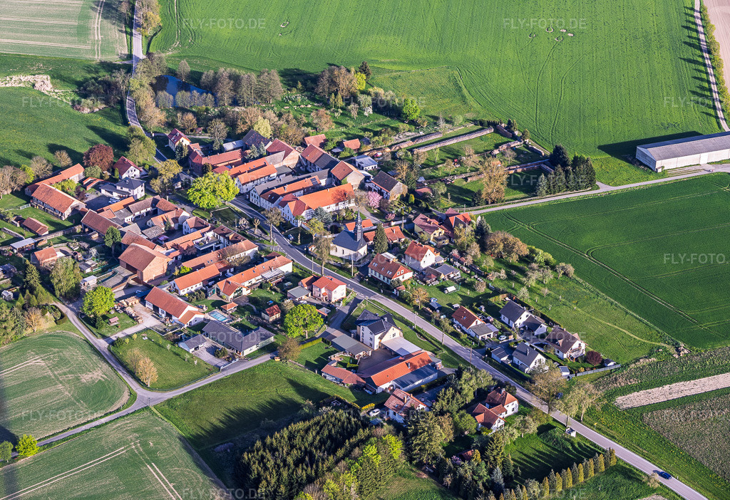 Luftbild: Dorfansicht mit Dorfkirche aus Westen im Ortsteil Bahren in Peuschen im Bundesland Thüringen in Deutschland. – Foto: IMG_155373.jpg vom 02.05.2026 durch Werner Riehm/FLY-FOTO.de – Auflösung des Originals: 5717 x 3917 px