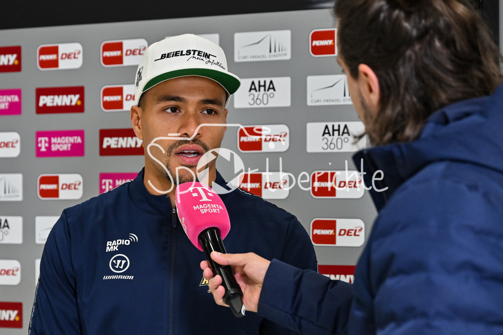 Augsburger Panther - Iserlohn Roosters | Beim Interview mit MagentaSport Colin UGBEKILE (Iserlohn Roosters 79) / Einzelfoto / Freisteller / Penny DEL: Augsburger Panther - Iserlohn Roosters; Curt Frenzel Stadion am 21.09.2025