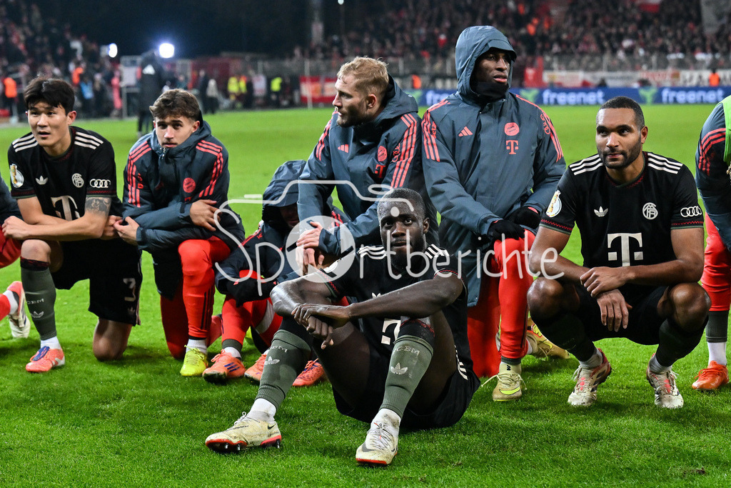 1. FC Union Berlin - FC Bayern München | BERLIN, GERMANY - 03. DECEMBER: Die Spieler der Bayern feiern zusammen mit den Fans den Sieg in Berlin nach dem Match zwischen dem 1. FC Union Berlin und dem FC Bayern München beim Achtelfinale des DFB-Pokales im Stadion an der alten Försterei / Minjae KIM (FC Bayern Munich 3), TOM BISCHOF (FC Bayern Munich 20), Konrad LAIMER (FC Bayern Munich 27), Dayot UPAMECANO (FC Bayern Munich 2), Nicolas JACKSON (FC Bayern Munich 11), Jonathan TAH (FC Bayern Munich 4)