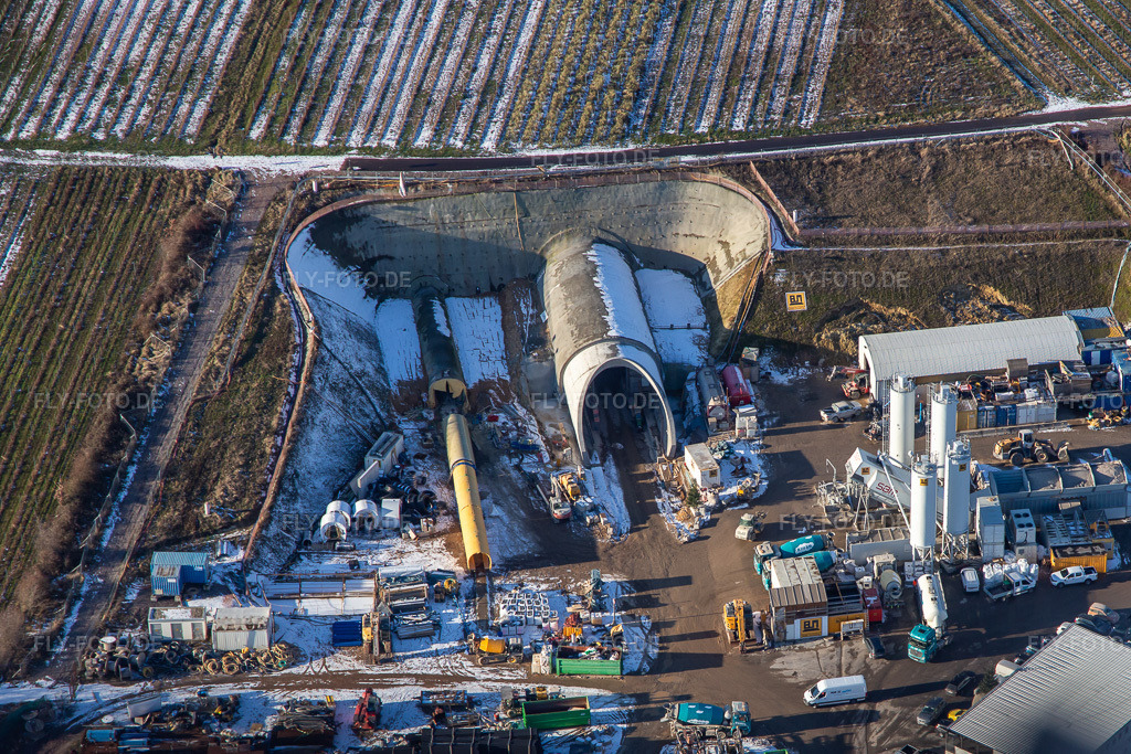 Luftbild: Baustelle des Tunnelportals Ost für den Astrid-Tunnel zur Unterquerung und Ortsumgehung von Bad Bergzabern zwischen B38 (Weinstraße) und B427 (Kurtalstraße) im Winter bei Schnee in Dörrenbach im Bundesland Rheinland-Pfalz in Deutschland.Foto: IMG_139682.jpg vom 16.01.2024 durch Werner Riehm/FLY-FOTO.deBemo: - BEMO Tunnelling GmbHLandesbetrieb Mobilität Rheinland-PfalzStadt Bad BergzabernHerrenknecht AG - Pioneering Underground Together