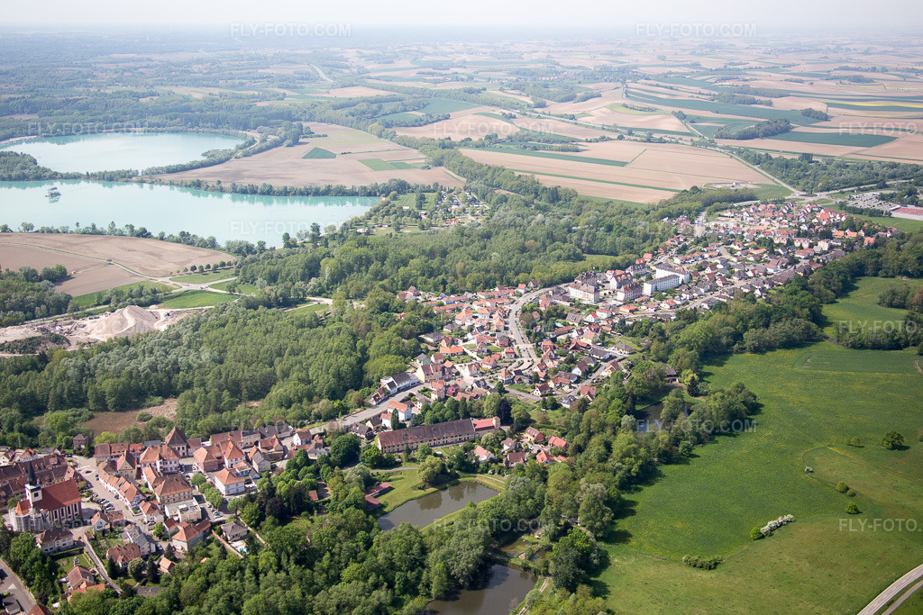 Aerial view: View of the town in Lauterbourg in the state Bas-Rhin, France. – Photo: IMG_078619.jpg taken on 05/08/2015 by Werner Riehm/FLY-FOTO.com – Resolution of the original: 5472 x 3648 px