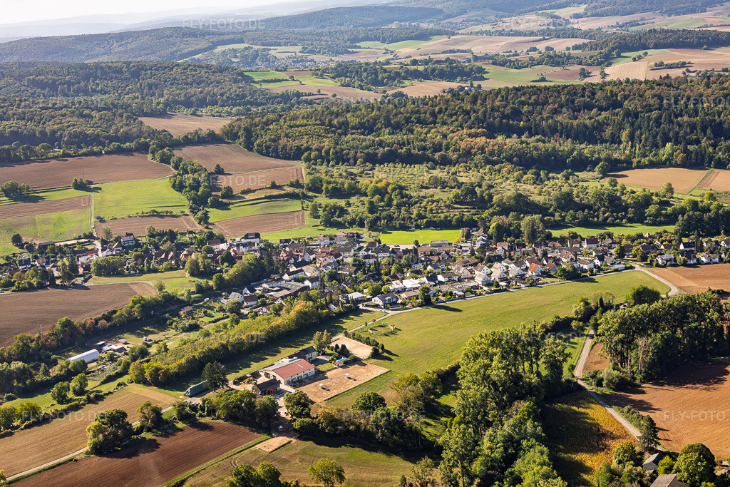 Luftbild: Ortsansicht aus Norden im Ortsteil Raibach in Groß-Umstadt im Bundesland Hessen in Deutschland. – Foto: IMG_159122.jpg vom 22.09.2026 durch Werner Riehm/FLY-FOTO.de – Auflösung des Originals: 5643 x 3762 px