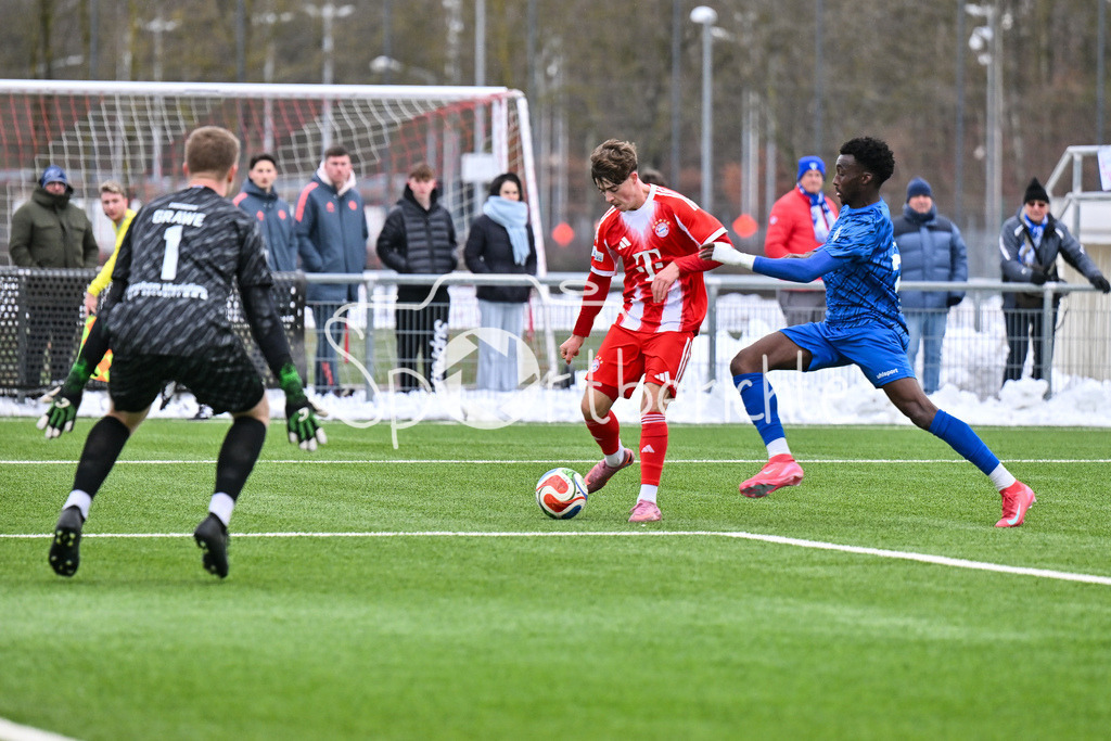 FC Bayern Amateure - SGV Freiberg Fussball | MUNICH, GERMANY - 29. JANUARY: im Duell Maximilian SCHUHBAUER (FC Bayern München II 7) und Abou Dramane BALLO (SGV Freiberg 27) während dem Testspiel zwischen den Amateuren des FC Bayern und dem SGV Freiberg Fussball am FC Bayern Campus