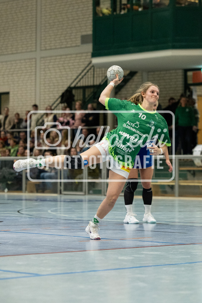 Vechta_Blomberg-18 | Svenja Ruhöfer (10, SC SFN Vechta) Wirft einen Sieben Meter. - Realisiert mit Pictrs.com
