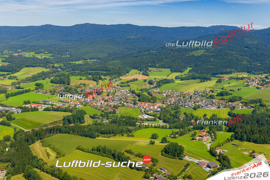 Luftaufnahme der Stadt Drachselsried - Die Luftaufnahme wurde 2025 vom UL-Flugzeug heraus erstellt ( keine Drohne ) - Hochauflösende Luftaufnahme - für professionelle Ausdrucke geeignet. Die Geschenkidee !Mit Lizenz und Bildrechte bestellbar
