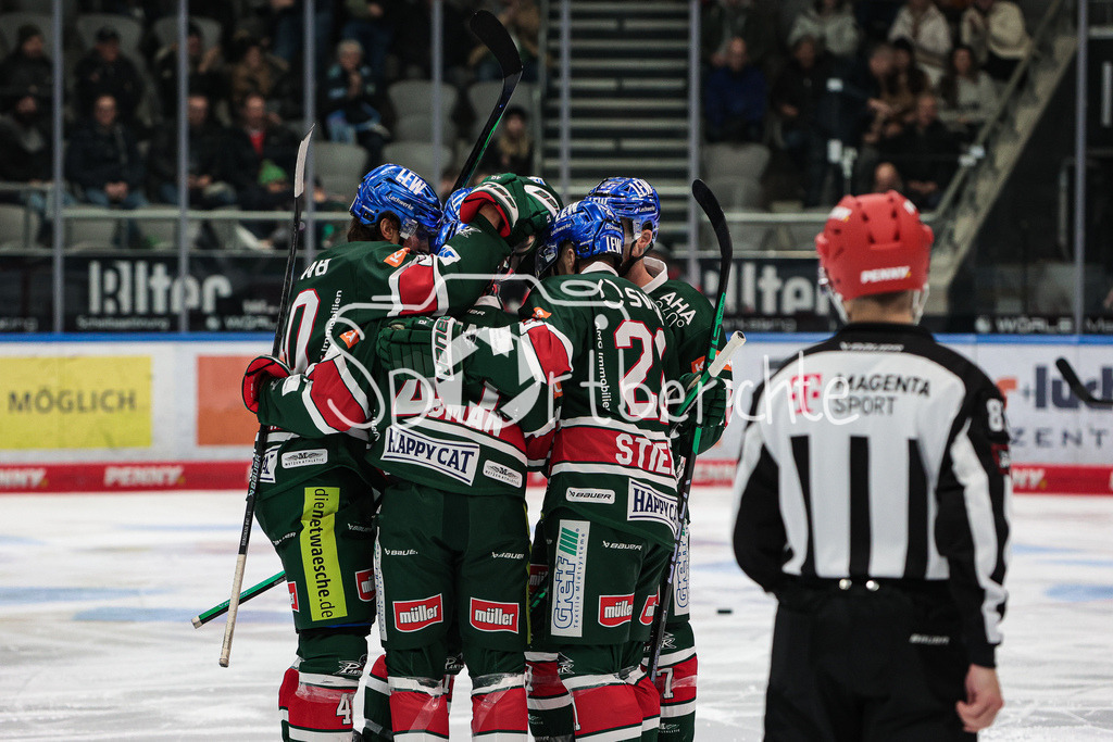 Augsburger Panther - Nuernberg ICE Tigers | Jubelnde Panther nach dem Treffer zum 2-1 durch Wade BERGMAN (AEV #47)
