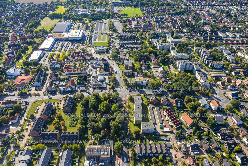 Hamm250901209 | Luftbild, Wohngebiet Straßenverkehr-Kreuzung Ostwennemarstraße und Alter Uentroper Weg, Einkaufszentrum mit Rewe Supermarkt, Waldstück mit Villa Kunterbunt, Uentrop, Hamm, Ruhrgebiet, Nordrhein-Westfalen, Deutschland