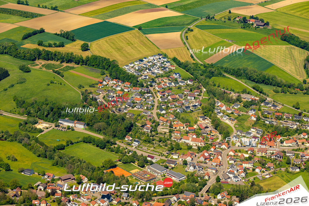 Das Luftbild zeigt :  Heuchlingen - Die Luftaufnahme wurde 2024 vom UL-Flugzeug aus erstellt ( keine Drohne ) - Hochauflösende Luftaufnahme - Für grossformatige Ausdrucke geeignet. Die Geschenkidee !Mit Lizenz und Bildrechte bestellbar