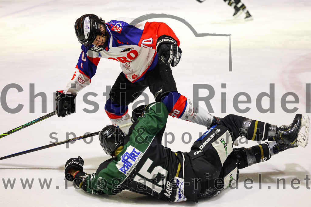 2023-01-22_053_Eishockey_TSV_Erding_gegen_ESC_Dorfen | Erding, Deutschland, 22.01.2023:
Eishockey, Bayernliga 2022 / 2023, 29. Spieltag, TSV Erding gegen ESC Dorfen, Endergebnis: 6:2

Felix Wiedenhofer (ESC Dorfen, #70), Elias Maier (Erding Gladiators, #15)

Foto: Christian Riedel / fotografie-riedel.net