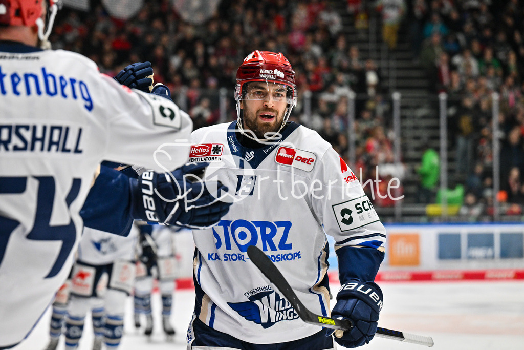Augsburger Panther - Schwenninger Wild Wings | AUGSBURG, GERMANY - 02. JANUARY: Jubel der Wild Wings nach dem Treffer zum 5-5 Ausgleich durch Felix SCHEEL (Schwenninger Wild Wings 13)  / Tor / Torschuetze / Freude / Happy während dem Match zwischen den Augsburger Panthern und den Schwenninger Wild Wings am 35. Spieltag der Penny DEL im Curt Frenzel Stadion