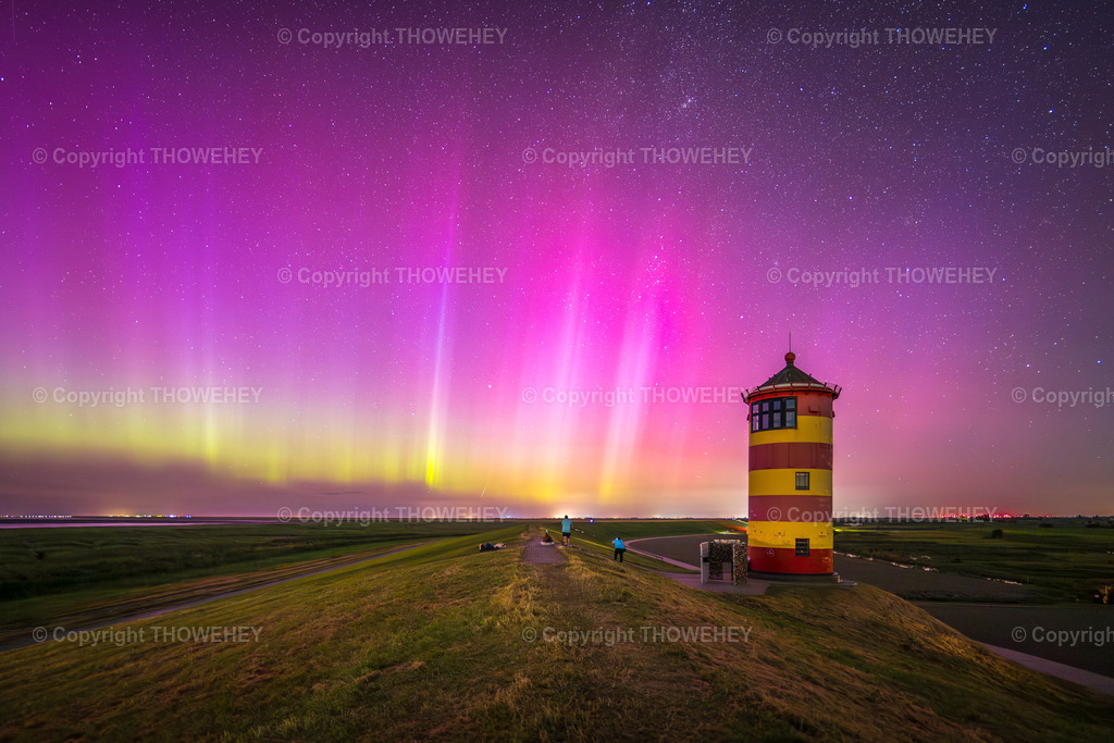 Polarlichter Leuchtturm | Polarlichter am 12.08.2024 am Pilsumer Leuchtturm - Realisiert mit Pictrs.com