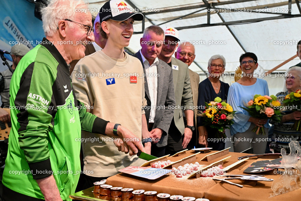 Empfang Daniel Tschofenig | Obmann SV Achomitz Martin Wiegele, Torten Anschnitt, Empfang Daniel Tschofenig, Empfang Daniel Tschofenig am 10.05.2025 in Hohenthurn (Mehrzweckhaus Hohenthuurn), Austria, (Photo by Bernd Stefan)