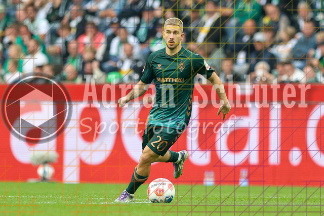 Borussia Mönchengladbach vs SV Werder Bremen - Bundesliga  | Mönchengladbach, Deutschland, 14.09.25:   Romano Schmid (SV Werder Bremen) in Aktion am Ball, Einzelaktion waehrend des Spiels der Bundesliga zwischen Borussia Mönchengladbach vs SV Werder Bremen im Stadion im Borussia Park(Foto von Brauer-Fotoagentur / Adrian Schlueter)
