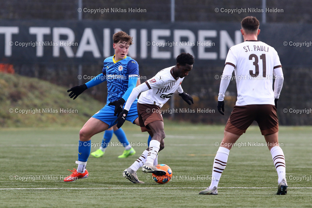 NH_FCStPauliU23_EintrachtBraunschweigU23_Testspiel_02022025 | #30 Isma Baraze Adam (FC St. Pauli U23), #27 Jakob Benstead (Eintracht Braunschweig U23)Fußball I Herren I Testspiel I Saison 2024-2025 I FC St. Pauli U23 - Eintracht Braunschweig U23 I 02.02.2025 I Sportplatz Brummerskamp