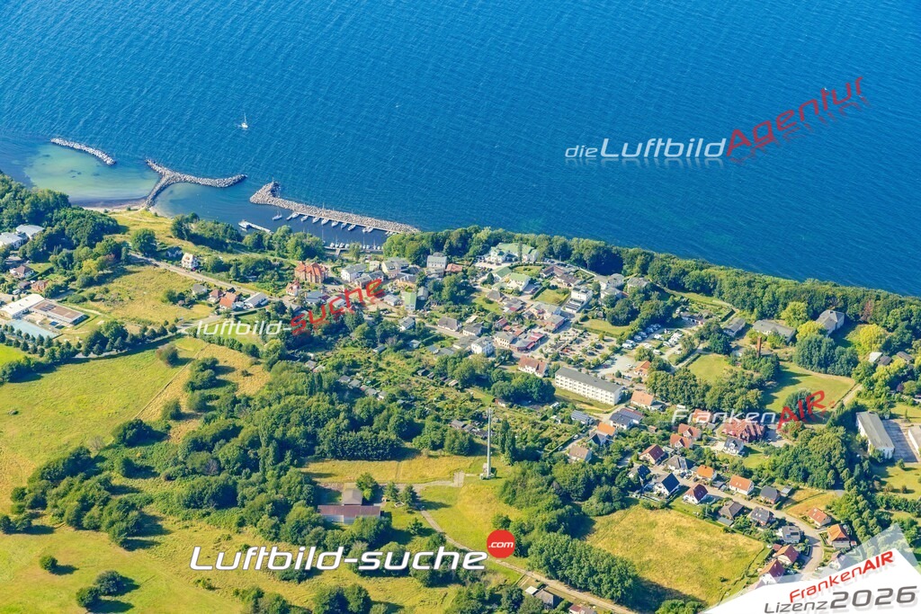 Luftbild der Stadt Lohme - Die Luftaufnahme wurde 2025 vom UL-Flugzeug heraus erstellt ( keine Drohne ) - Hochauflösende Luftaufnahme - für professionelle Ausdrucke geeignet. Die Geschenkidee !Hier alle&nbsp;Infos zur Lizenzierung der LuftaufnahmeWir fliegen auch dieses Jahr wieder in Ihre Region um Luftbilder zu erstellen.- Luftbild anfragen
