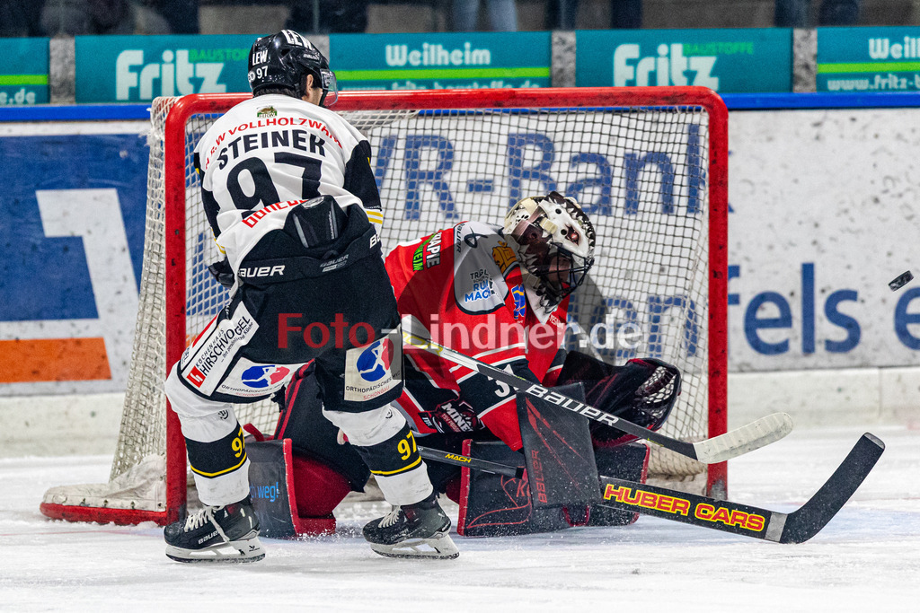 TSV Peißenberg Miners vs EA Schongau Mammuts | Eishockey Bayernliga 2023/2024, TSV Peißenberg Miners vs EA Schongau Mammuts, 20231215,
Torchance EA Schongau,
2023-12-15 in Peißenberg (Eisstadion)
97 Kevin STEINER (Mammuts 97), 31 Korbinian SERTL (Miners Goali 31)
Copyright: WolfgangxLindner foto-lindner.de