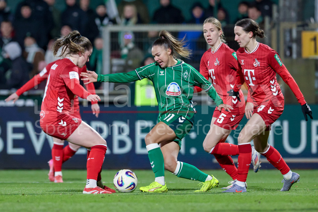 Fussball, Google Pixel Frauen-Bundesliga, SV Werder Bremen - 1. FC Köln | v.li.: Adriana Achcinska (1. FC Köln, 9), Maja Sternad (SV Werder Bremen, 11), Celina Degen (1. FC Köln, 5) und Sara Agrez (1. FC Köln, 4) im Zweikampf, Duell, Dynamik, Aktion, Action, Spielszene, DIE DFB-RICHTLINIEN UNTERSAGEN JEGLICHE NUTZUNG VON FOTOS ALS SEQUENZBILDER UND/ODER VIDEOÄHNLICHE FOTOSTRECKEN. DFB REGULATIONS PROHIBIT ANY USE OF PHOTOGRAPHS AS IMAGE SEQUENCES AND/OR QUASI-VIDEO.