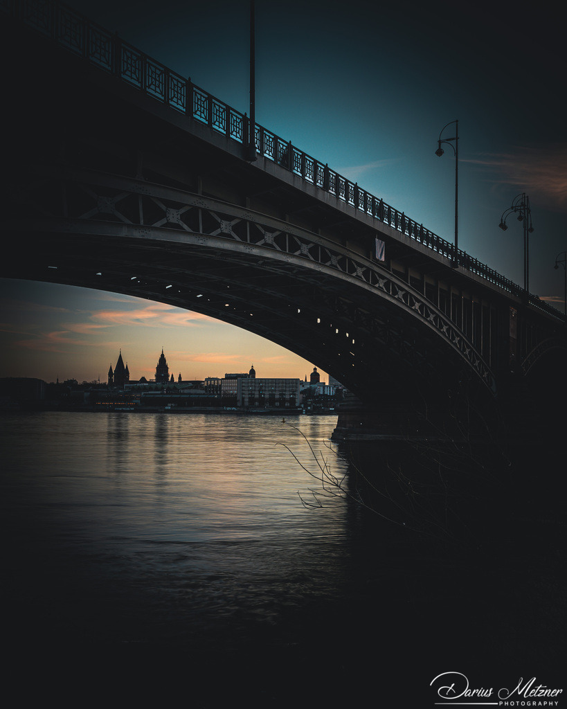 Theodor-Heuss-Brücke in Mainz | Die Theodor-Heuss-Brücke verbindet über den Rhein die Landeshauptstadt Mainz mit dem Ortsbezirk Mainz-Kastel von Wiesbaden. 