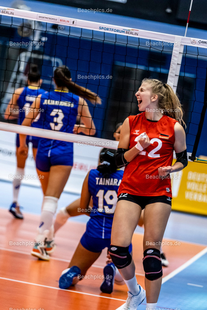 2022-00063434-Testspiel-Deutschland-Brasilien | Jubel Monique STRUBBE #22 (Mittelblock) GER, 17.09.2022; Berlin Foto: Gerold Rebsch - www.beachpics.de
