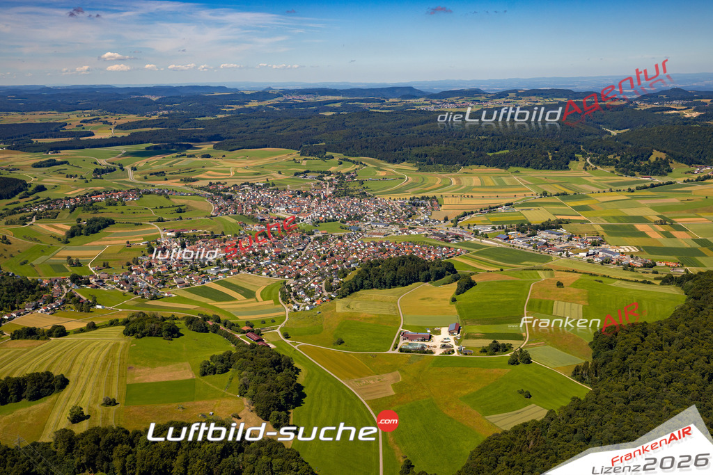 Das Luftbild zeigt : Kleinengstingen Engstingen - Die Luftaufnahme wurde 2024 vom UL-Flugzeug aus erstellt ( keine Drohne ) - Hochauflösende Luftaufnahme - Für grossformatige Ausdrucke geeignet. Die Geschenkidee !Mit Lizenz und Bildrechte bestellbar