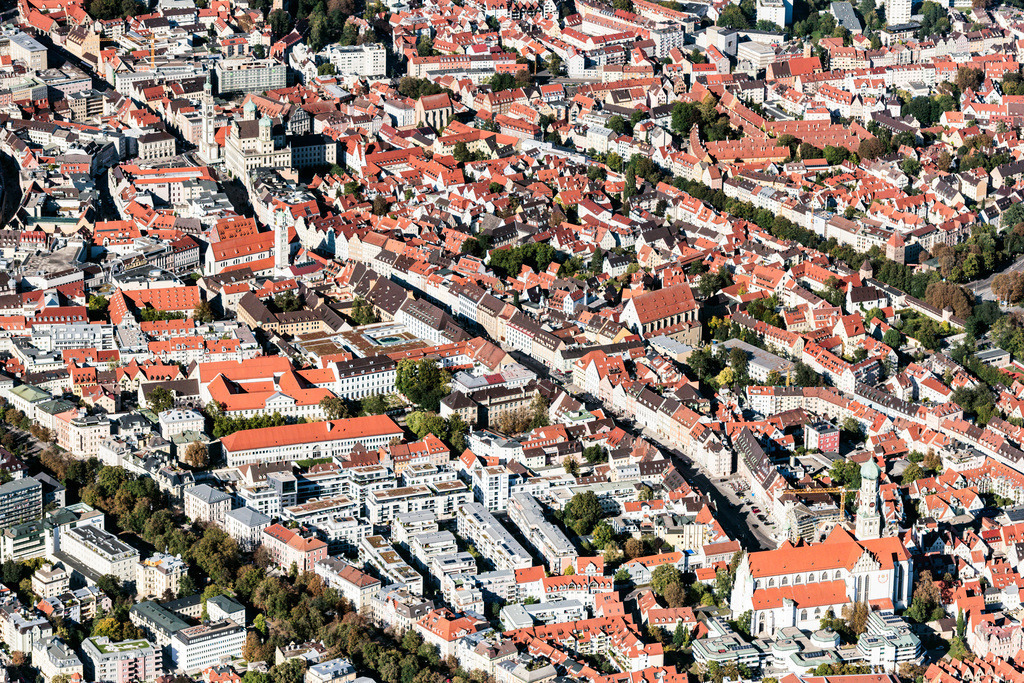 dr__0011083.jpg | AUGSBURG 27.09.2018 Stadtzentrum im Innenstadtbereich in Augsburg im Bundesland Bayern, Deutschland. // The city center in the downtown area in Augsburg in the state Bavaria, Germany. Foto: Daniel Reiter