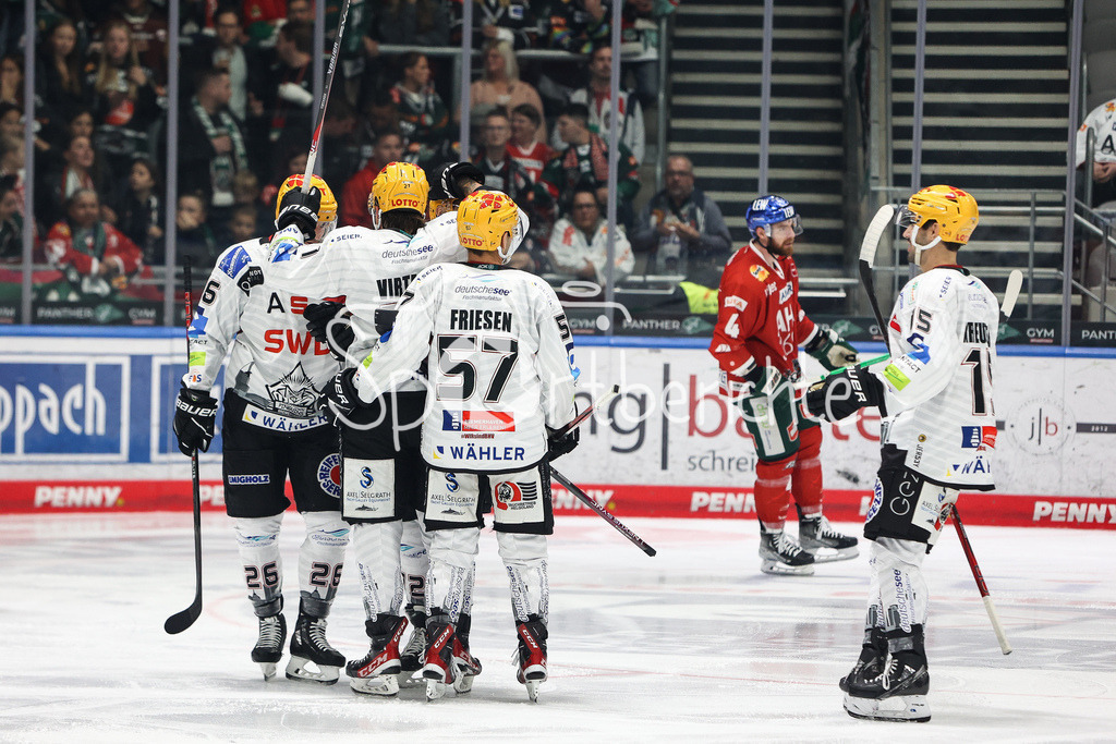 Augsburger Panther - Fischtown Pinguins Bremerhaven | Die Gaeste freuen sich ueber den Treffer zum 1-2 durch Phillip BRUGGISER (BHV #72) / Tor / Jubel / torschuetze