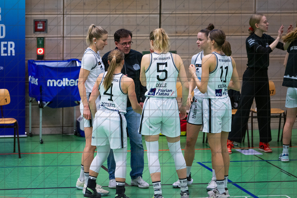2. DBBL Nord 24/25 | 22.12.2024 | BBC OS vs. Metropol Ladies Herne/Recklinghausen | 2. DBBL Nord 24/25 | 22.12.2024 | BBC OS vs. Metropol Ladies Herne/Recklinghausen - - - - - CREDIT, www.bullenfotos.de, Martin König, Hörner Weg 40, D-49078 Osnabrück, +4917663732967, Nutzung und Weitergabe nur zu den vereinbarten Zwecken. Presseanfragen an Urheber. Alle Rechte beim Urheber. - - - - - - Realisiert mit Pictrs.com