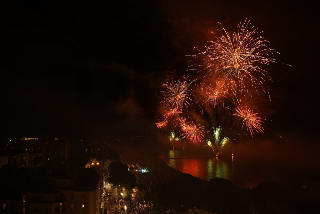 Ferragosto Fireworks in Grado, Italy | GRADO, ITALY, 15.AUG.26 - FIREWORKS - Ferragosto fireworks over the Adriatic Sea in Grado, Italy. Colorful fireworks light up the night sky above the beach, coastline and waterfront during the traditional summer celebration. - Realisiert mit Pictrs.com