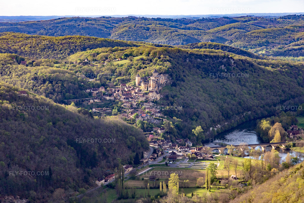 Aerial view: Chateau de Castelnaud-la-Chapelle above the Dordogne bridge in Castelnaud-la-Chapelle in the state Dordogne, France. – Photo: IMG_113465.jpg taken on 04/16/2019 by Werner Riehm/FLY-FOTO.com – Resolution of the original: 5226 x 3484 px
