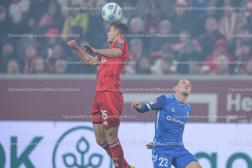 Due20122401026 | 20.12.2024, Fußball, Fortuna Düsseldorf - 1. FC Magdeburg, 2. Bundesliga, Merkur Spiel-Arena, Saison 2024 2025: Tim Oberdorf (Fortuna Düsseldorf #15) gegen Baris Atik (1.FC Magdeburg #23)DFB regulations prohibit any use of photographs as image sequences and or quasi-video.
