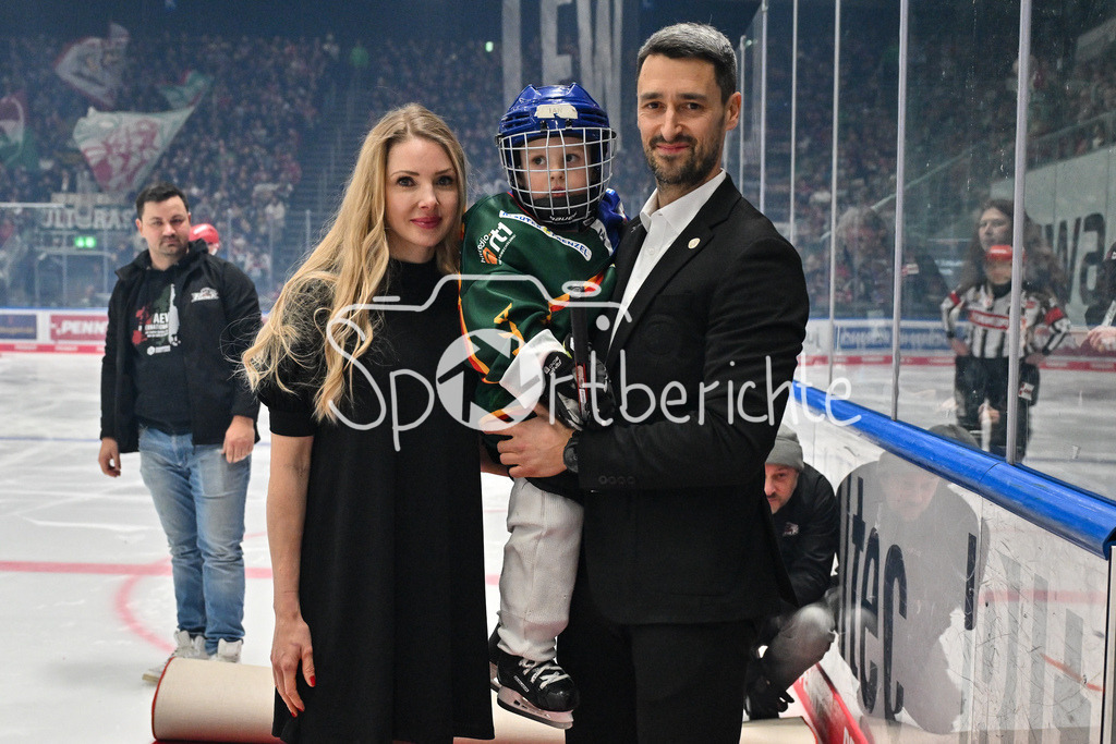 Augsburger Panther - Adler Mannheim | Dennis ENDRAS wird vor der Parite fuer seine Karriere geehrt / Ehrung / DEL: Augsburger Panther - Adler Mannheim, Curt Frenzel Stadion am 26.12.2024 / im Bild mit seiner Frau und seinem Sohn