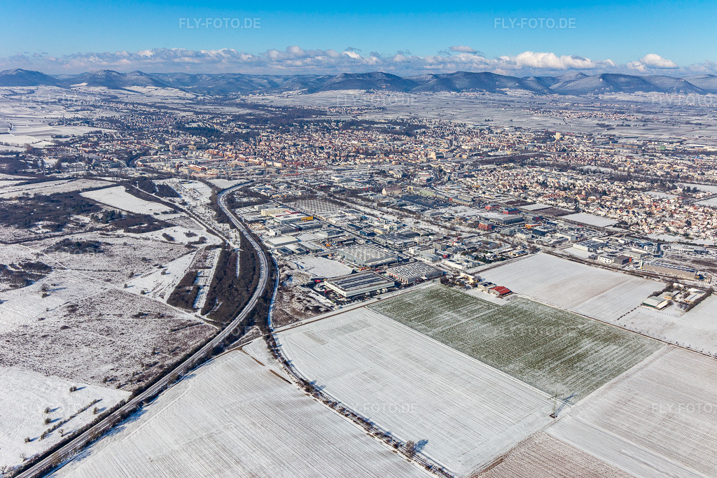 Luftbild: Winterluftbild im Schnee im Ortsteil Queichheim in Landau im Bundesland Rheinland-Pfalz in Deutschland. Foto: IMG_124719.jpg vom 11.02.2021 durch Werner Riehm/FLY-FOTO.de