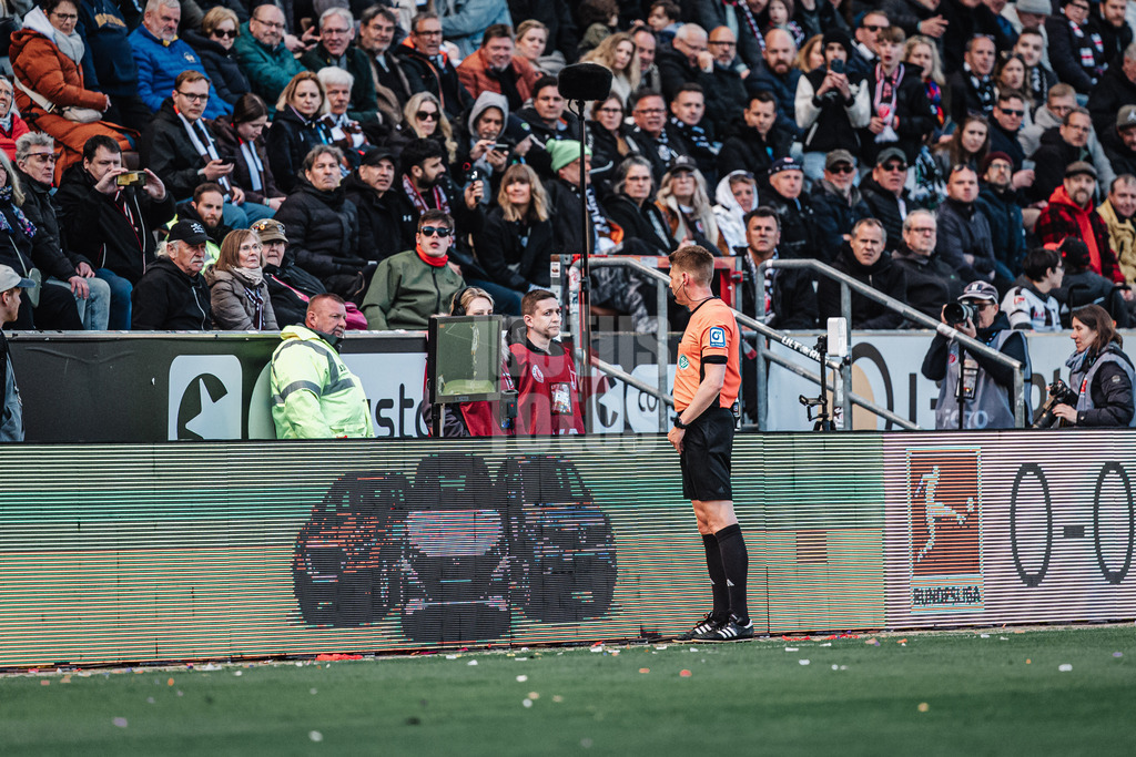 Fußball | Männer | Saison 2024/2025  | Fußball-Bundesliga | 28. Spieltag | FC St. Pauli vs. Borussia Mönchengladbach | 06.04.2025 | Schiedsrichter Christian Dingert beim VAR Videobeweis