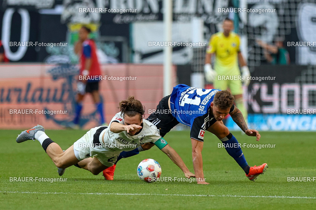 Borussia Mönchengladbach vs Hamburger SV - Bundesliga  | Mönchengladbach, Deutschland, 24.08.25:   Rocco Reitz (Borussia Mönchengladbach) und Nicolai Remberg (Hamburger SV) im Kampf um den Ball waehrend des Spiels der Bundesliga zwischen Borussia Mönchengladbach vs Hamburger SV im Stadion im Borussia Park(Foto von Brauer-Fotoagentur / Adrian Schlueter)