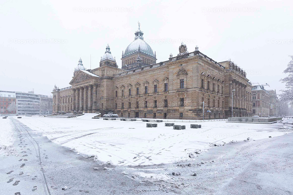 Bundesverwaltungsgericht | Das heutige Bundesverwaltungsgericht in Leipzig blickt auf eine bewegte Geschichte zurück: Ursprünglich als Reichsgericht errichtet, diente das beeindruckende Gebäude später als Bildermuseum. Heute ist es Sitz des höchsten deutschen Gerichts für öffentliches Recht. Die Verbindung aus historischer Architektur, kulturellem Erbe und rechtlicher Bedeutung macht diesen Ort einzigartig – für Besucher, Interessierte und Bildkäufer gleichermaßen. - Realisiert mit Pictrs.com
