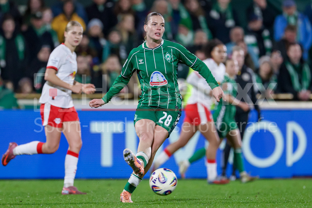 Fussball, Google Pixel Frauen-Bundesliga, SV Werder Bremen - RB Leipzig | Juliane Wirtz (SV Werder Bremen, 28) am Ball, Einzelbild, Ganzkörper, Aktion, Action, Spielszene, DIE DFB-RICHTLINIEN UNTERSAGEN JEGLICHE NUTZUNG VON FOTOS ALS SEQUENZBILDER UND/ODER VIDEOÄHNLICHE FOTOSTRECKEN. DFB REGULATIONS PROHIBIT ANY USE OF PHOTOGRAPHS AS IMAGE SEQUENCES AND/OR QUASI-VIDEO.
