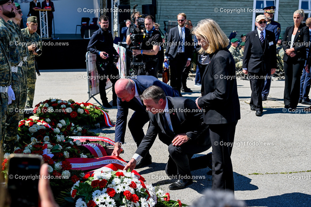 Internationale Gedenk- und Befreiungsfeier Gedenkstaette Mauthausen 2025_ 11.05.2025-158 | 11.05.2025, Mauthausen, AUT, Internationale Gedenk- und Befreiungsfeier Gedenkstaette Mauthausen 2025, 80 Jahre Befreiung KZ Mauthausen im Bild BK Christian Stocker (VP, Bundeskanzler der Republik Oesterreich), Vizekanzler Andreas Babler (SP, Vizekanzler der Republik Oesterreich, Bundesministerium fuer Kunst, Kultur, oeffentlichen Dienst und Sport), Beate Meinl-Reisinger (Neos, Bundesministerin für europaeische und internationale Angelegenheiten